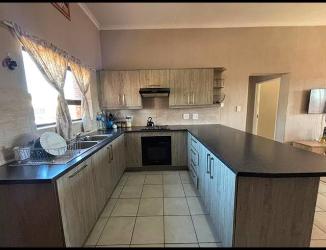2 BEDROOM APARTMENT FOR SALE IN WILGEHEUWEL